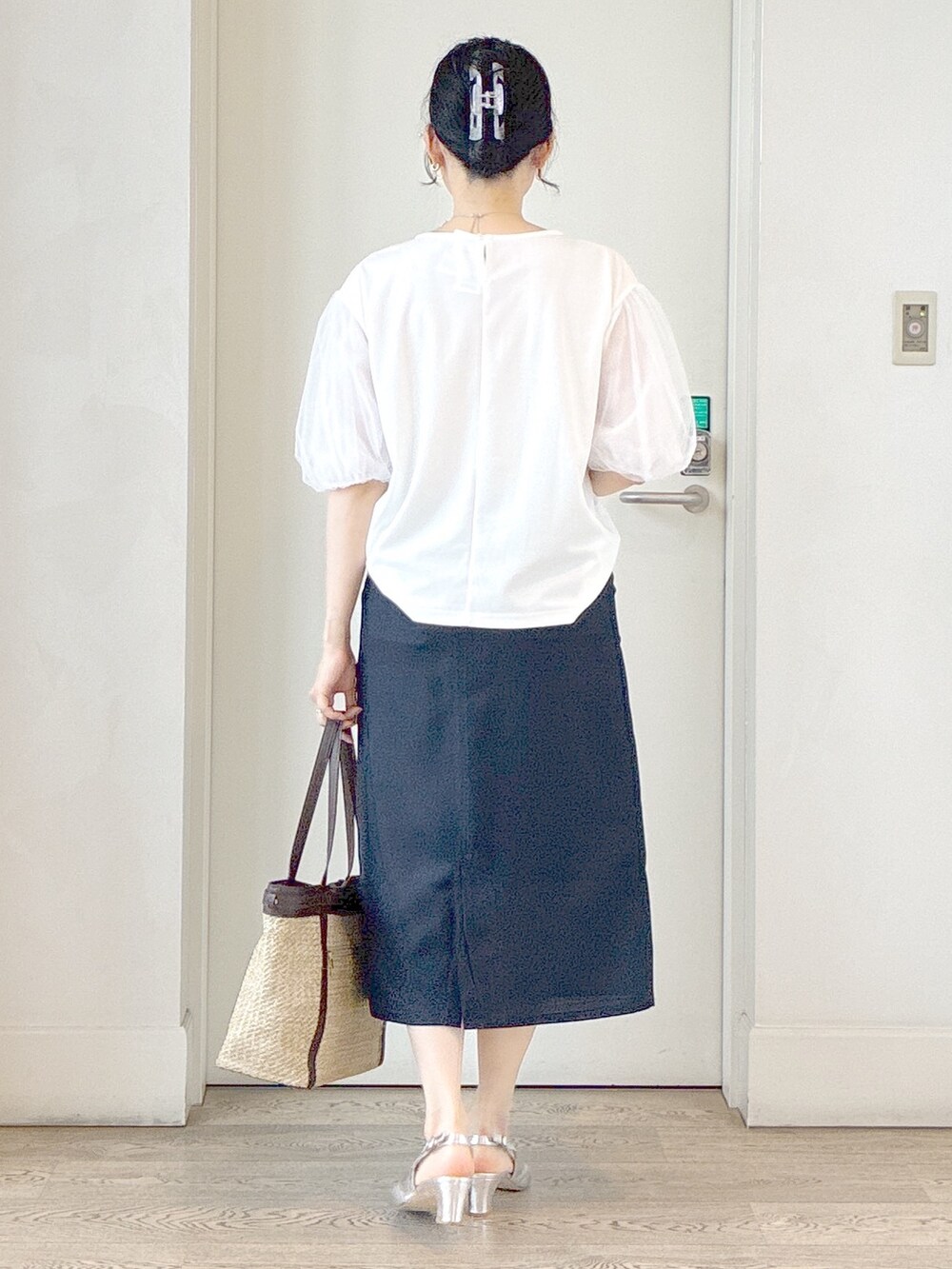 ホワイト系のTシャツ/カットソー、ブルー系のスカート、オレンジ系のカーディガン/ボレロを着用したレディースの夏コーディネートの3枚目の写真