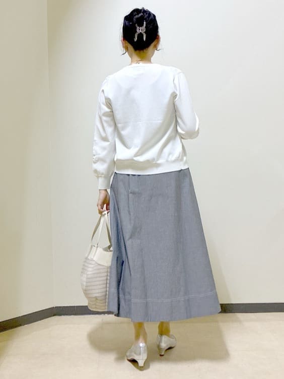 ブラック系のタンクトップ、ブラック系のその他パンツ、ブラック系のスカートを着用したレディースの春コーディネートの3枚目の写真