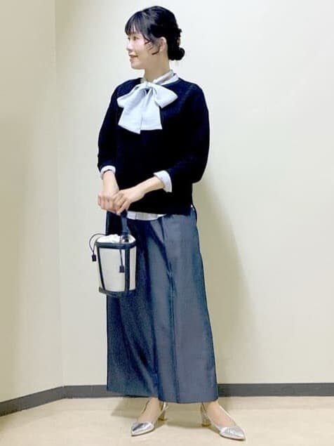 ブラック系のニット/セーター、ブルー系のシャツ/ブラウス、ブルー系のその他パンツを着用したレディースの冬コーディネートの6枚目の写真