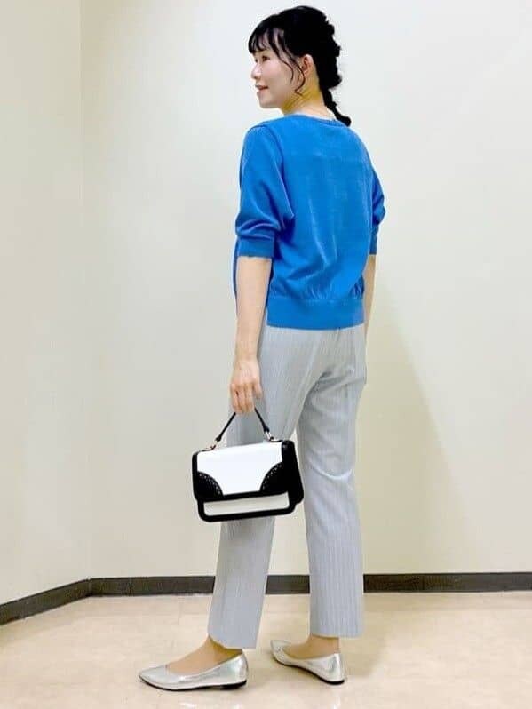 ブルー系のカーディガン/ボレロ、ホワイト系のタンクトップ、グレー系のその他パンツを着用したレディースの夏コーディネートの4枚目の写真