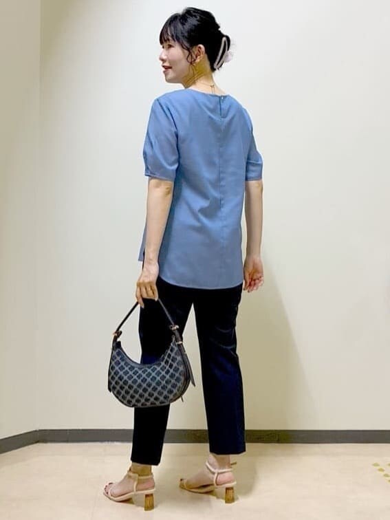 グレー系のカーディガン/ボレロ、ブルー系のシャツ/ブラウス、ブルー系のその他パンツを着用したレディースの夏コーディネートの10枚目の写真