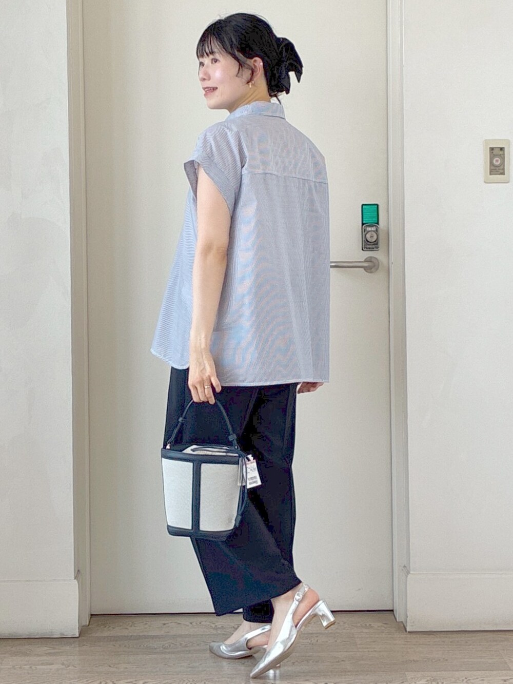 ブルー系のシャツ/ブラウス、ブルー系のその他パンツ、ブルー系のショルダーバッグを着用したレディースの夏コーディネートの4枚目の写真