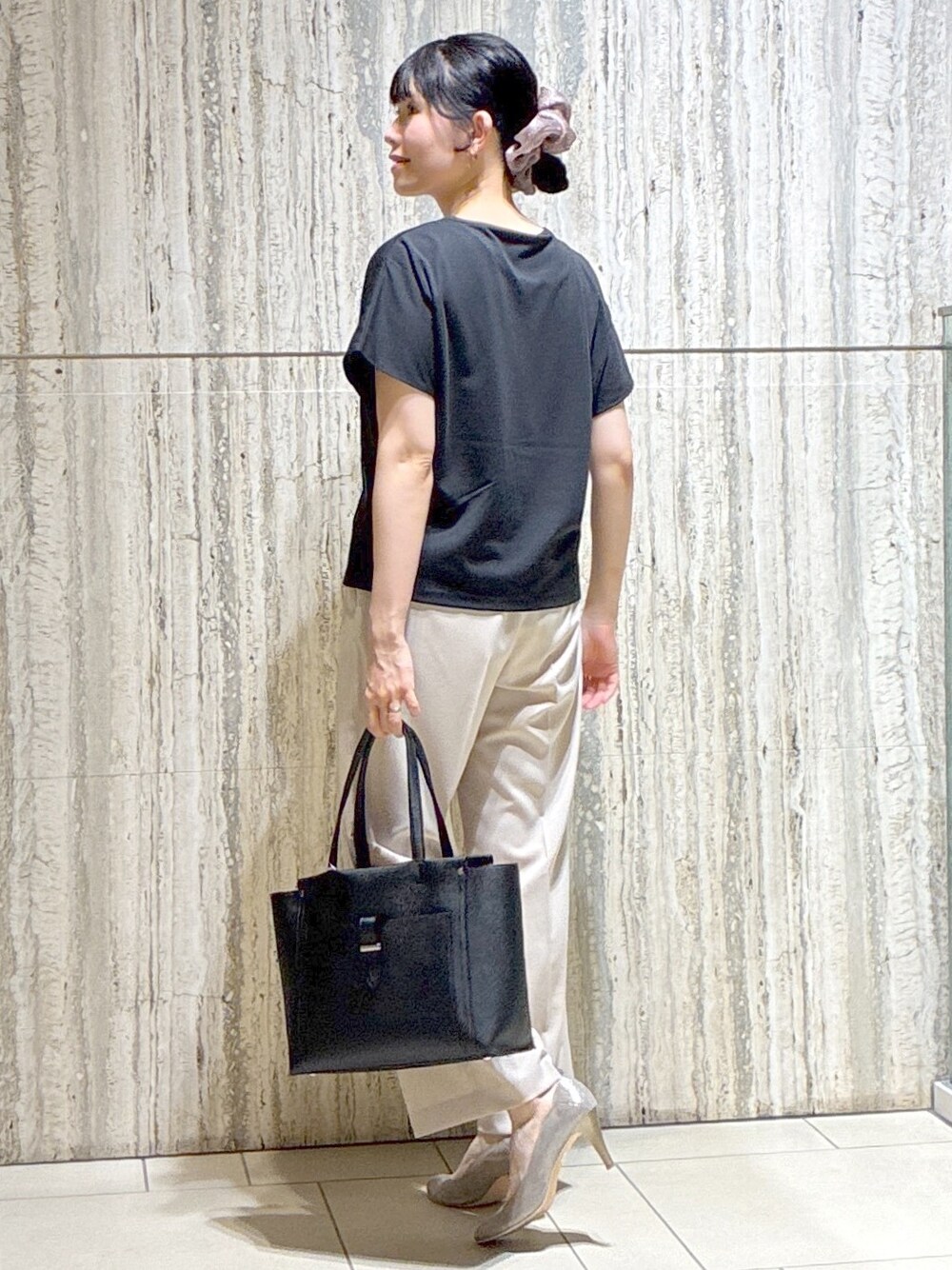 ブラック系のTシャツ/カットソー、ブラック系のテーラードジャケット、ブラック系のトートバッグを着用したレディースの夏コーディネートの4枚目の写真