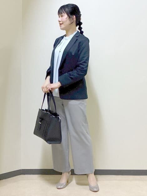 グレー系のその他パンツ、ブルー系のシャツ/ブラウス、ブルー系のテーラードジャケットを着用したレディースの春コーディネートの6枚目の写真