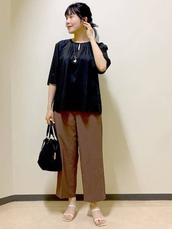 ブラック系のシャツ/ブラウス、ブラウン系のその他パンツ、ブラック系のショルダーバッグを着用したレディースの夏コーディネートの5枚目の写真