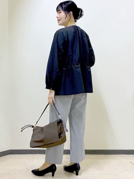 ベージュ系のシャツ/ブラウス、ブラック系のブルゾン、グレー系のその他パンツを着用したレディースの秋コーディネートの9枚目の写真
