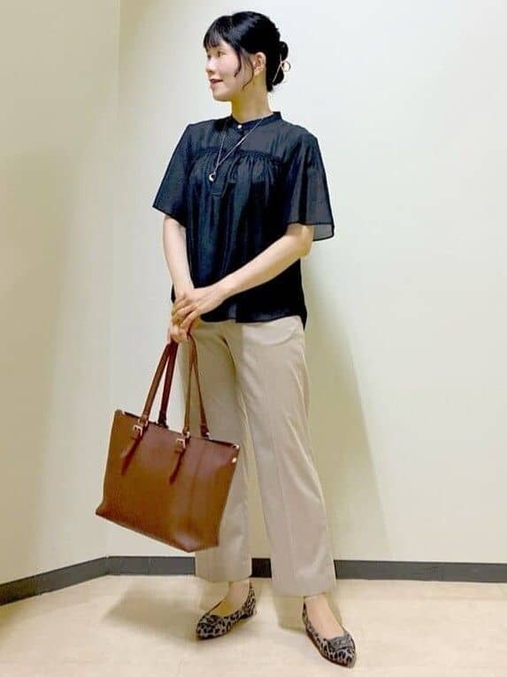 ブラック系のシャツ/ブラウス、ベージュ系のその他パンツ、ブラウン系のトートバッグを着用したレディースの夏コーディネートの9枚目の写真