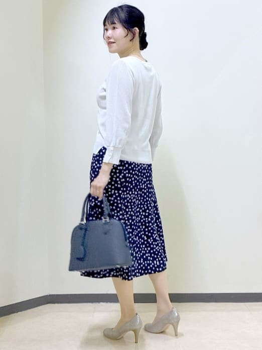 グレー系のニット/セーター、ブルー系のノーカラージャケット、ブルー系のスカートを着用したレディースの冬コーディネートの4枚目の写真
