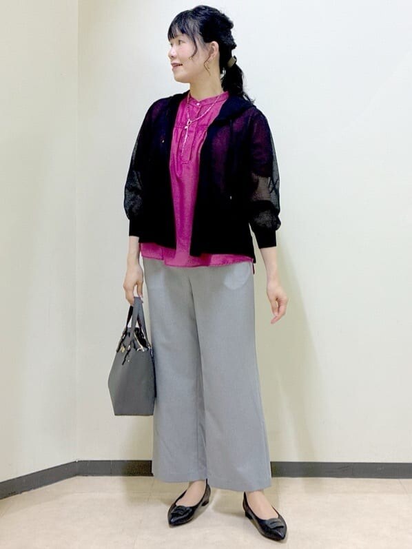 ブラック系のカーディガン/ボレロ、ピンク系のシャツ/ブラウス、グレー系のその他パンツを着用したレディースの秋コーディネートの6枚目の写真