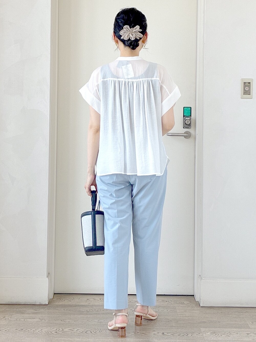 ホワイト系のシャツ/ブラウス、ブラック系のタンクトップ、ブルー系のその他パンツを着用したレディースの夏コーディネートの3枚目の写真