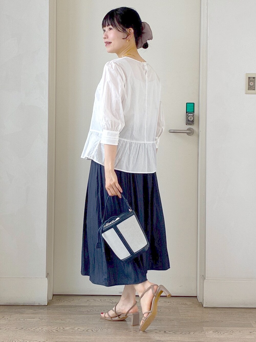 ホワイト系のシャツ/ブラウス、ブルー系のその他パンツ、ブルー系のブルゾンを着用したレディースの夏コーディネートの4枚目の写真