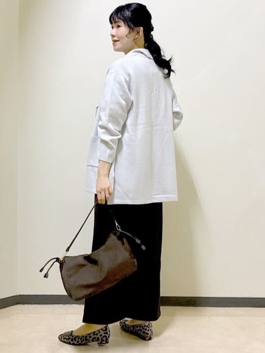 グレー系のカーディガン/ボレロ、オレンジ系のシャツ/ブラウス、ブラック系のタンクトップを着用したレディースの秋コーディネートの4枚目の写真