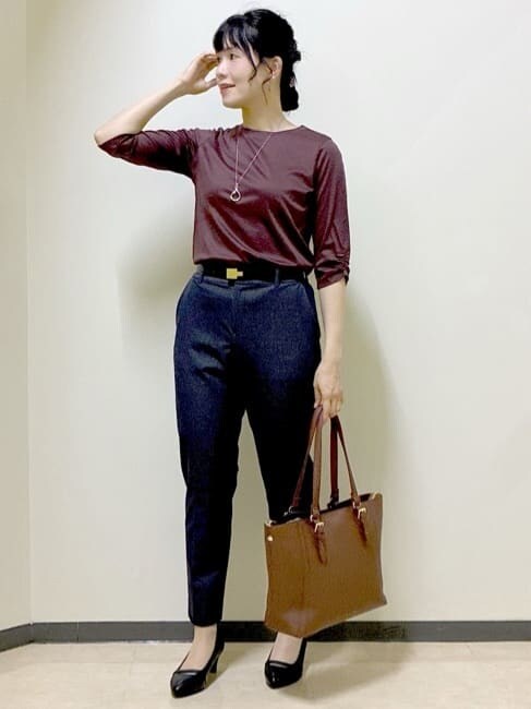 ブラウン系のTシャツ/カットソー、ブラウン系のテーラードジャケット、ブルー系のその他パンツを着用したレディースの秋コーディネートの5枚目の写真