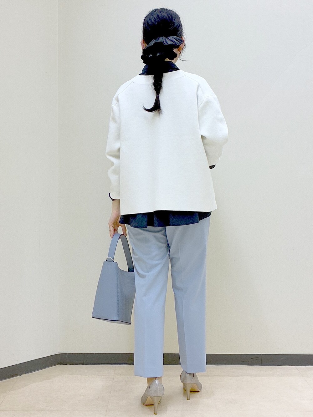 ホワイト系のカーディガン/ボレロ、ブルー系のシャツ/ブラウス、ブルー系のその他パンツを着用したレディースの春コーディネートの3枚目の写真