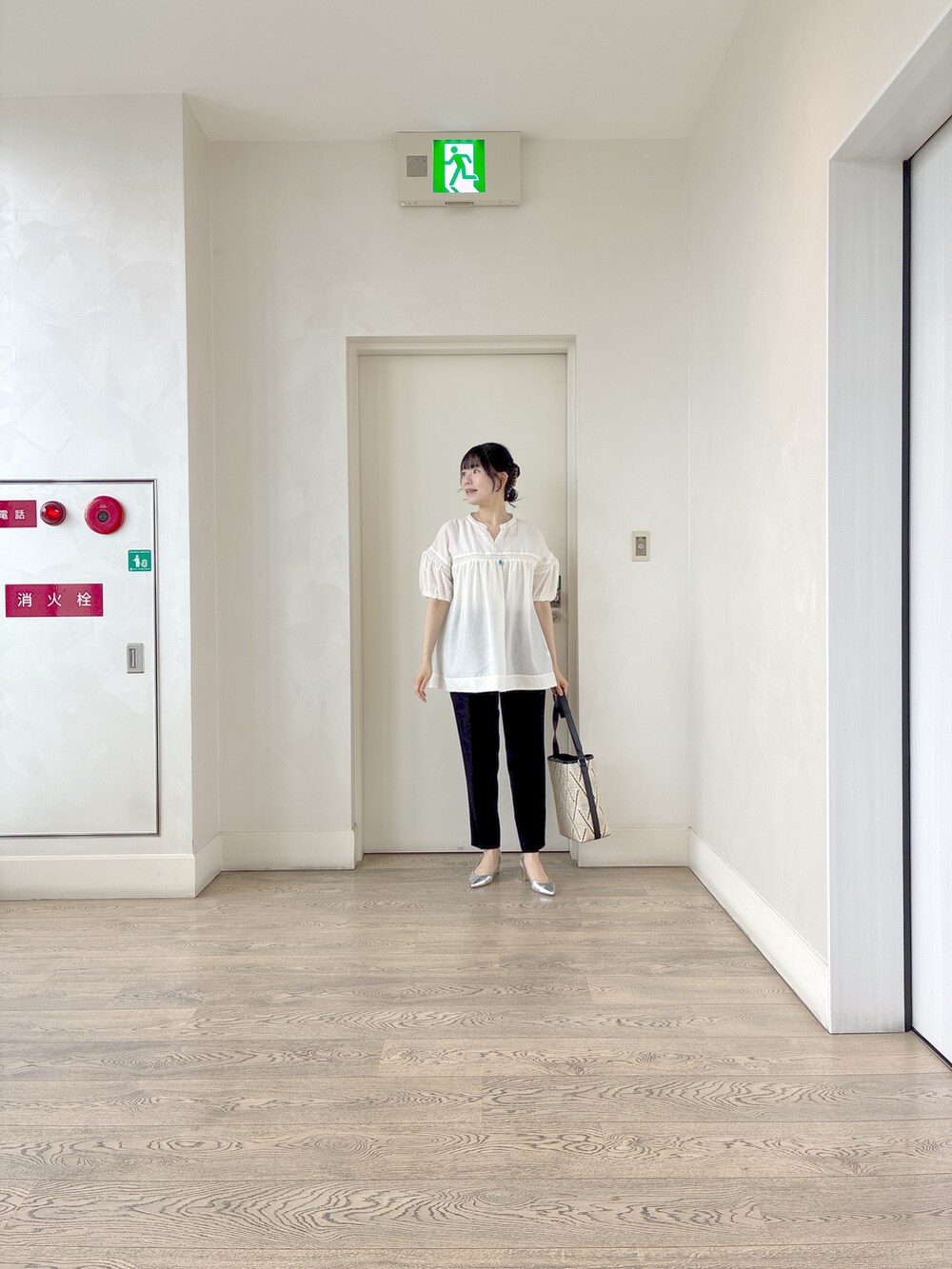 ホワイト系のシャツ/ブラウス、ベージュ系のタンクトップ、ブラック系のその他パンツを着用したレディースの夏コーディネートの9枚目の写真
