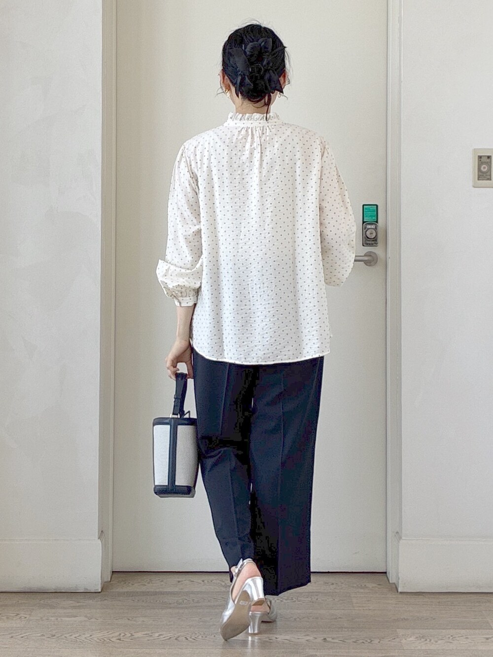 ベージュ系のシャツ/ブラウス、ブルー系のその他パンツ、ブルー系のショルダーバッグを着用したレディースの夏コーディネートの3枚目の写真