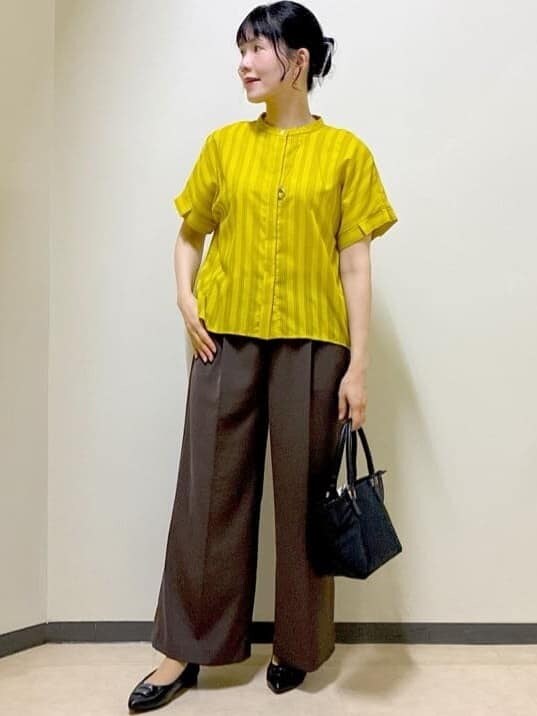 イエロー系のシャツ/ブラウス、ブラウン系のその他パンツ、ブラック系のトートバッグを着用したレディースの夏コーディネートの8枚目の写真