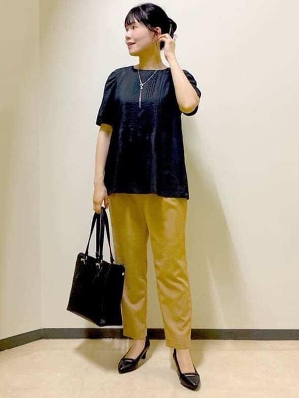 ホワイト系のシャツ/ブラウス、イエロー系のその他パンツ、ブラウン系のトートバッグを着用したレディースの秋コーディネートの10枚目の写真