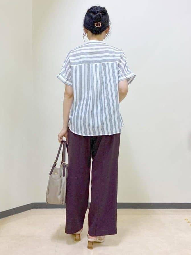 ホワイト系のシャツ/ブラウス、ブラウン系のその他パンツ、ベージュ系のショルダーバッグを着用したレディースの夏コーディネートの3枚目の写真