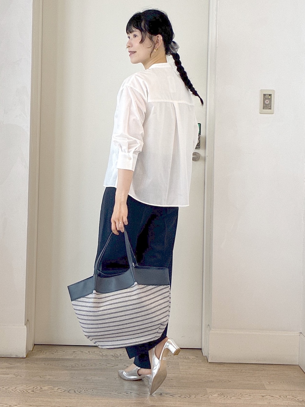 ホワイト系のタンクトップ、ブルー系のその他パンツ、ホワイト系のシャツ/ブラウスを着用したレディースの春コーディネートの4枚目の写真