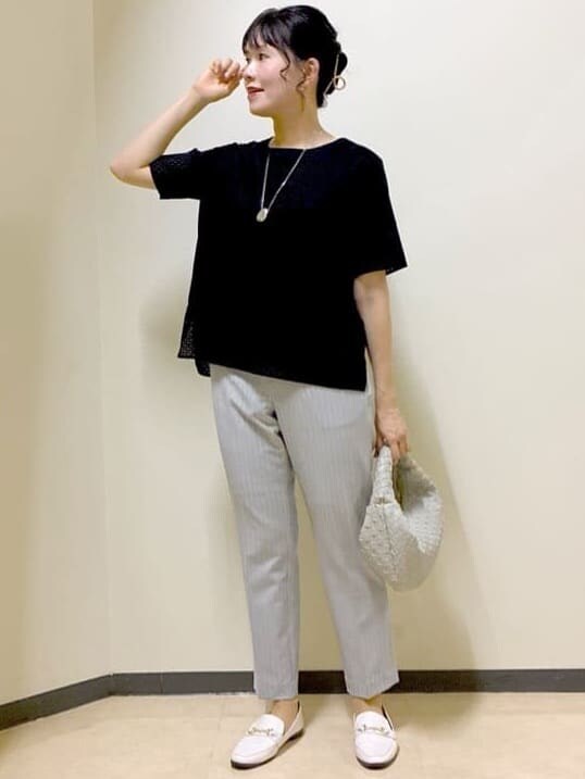 ブラック系のTシャツ/カットソー、グレー系のその他パンツ、イエロー系のその他パンツを着用したレディースの夏コーディネートの5枚目の写真