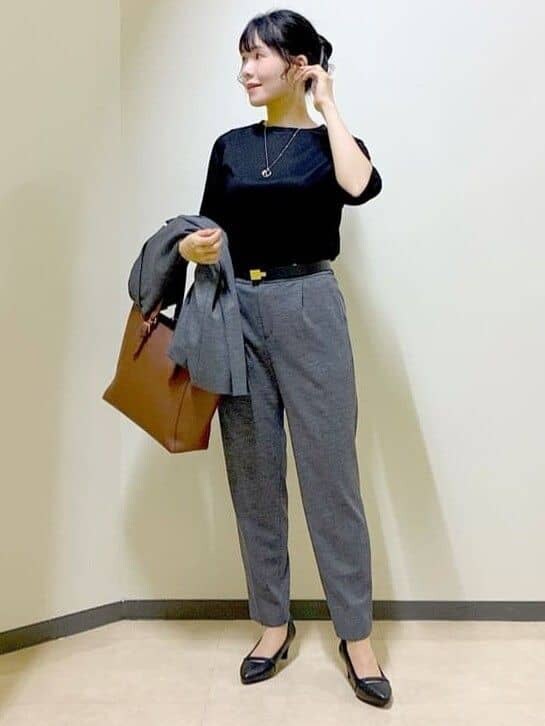 グレー系のテーラードジャケット、ブラック系のTシャツ/カットソー、グレー系のその他パンツを着用したレディースの秋コーディネートの5枚目の写真