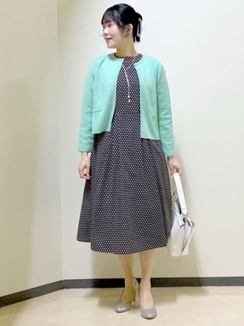 ベージュ系のワンピース、グリーン系のカーディガン/ボレロ、ホワイト系のトートバッグを着用したレディースの春コーディネートの5枚目の写真