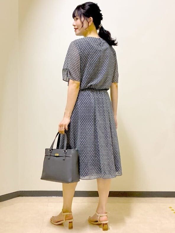 ブルー系のシャツ/ブラウス、ブルー系のスカート、ブルー系のスカートを着用したレディースの夏コーディネートの8枚目の写真