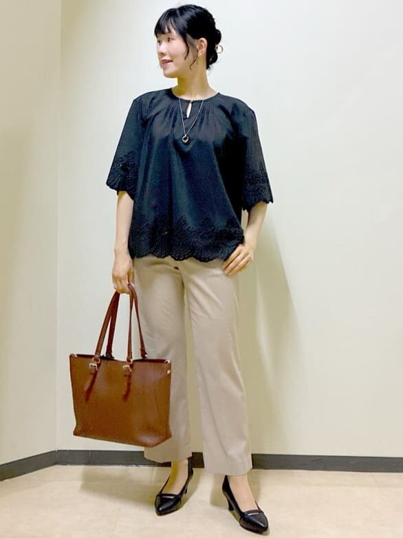 ブラック系のシャツ/ブラウス、ベージュ系のその他パンツ、ブラウン系のトートバッグを着用したレディースの夏コーディネートの5枚目の写真