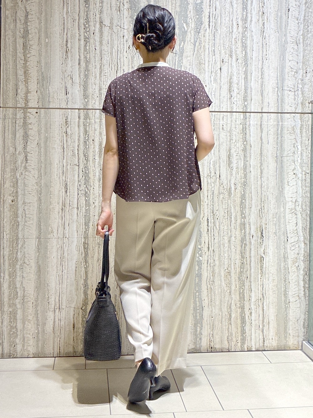 ブラウン系のシャツ/ブラウス、ベージュ系のその他パンツ、ブラック系のトートバッグを着用したレディースの夏コーディネートの3枚目の写真