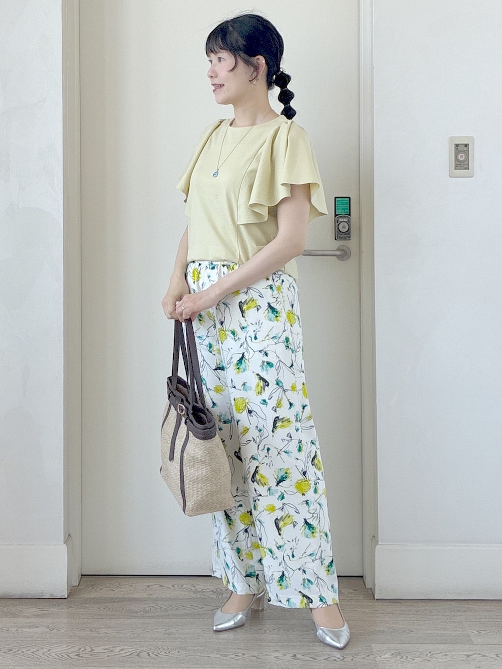 イエロー系のTシャツ/カットソー、ベージュ系のその他パンツ、イエロー系のトートバッグを着用したレディースの夏コーディネートの8枚目の写真