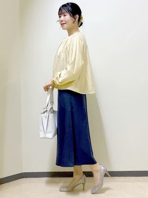ベージュ系のブルゾン、ブルー系のスカート、ホワイト系のトートバッグを着用したレディースの春コーディネートの2枚目の写真