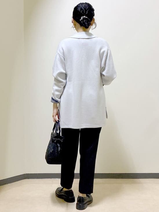 グレー系のカーディガン/ボレロ、ブルー系のシャツ/ブラウス、ブラック系のその他パンツを着用したレディースの冬コーディネートの3枚目の写真