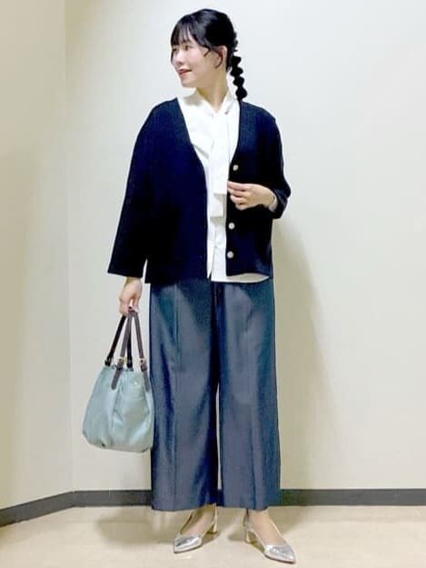 パープル系のTシャツ/カットソー、ホワイト系のシャツ/ブラウス、ブルー系のその他パンツを着用したレディースの冬コーディネートの5枚目の写真