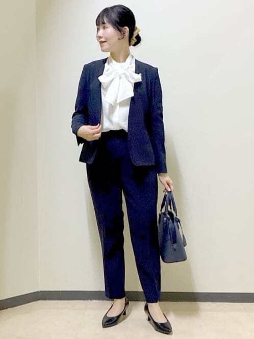ブルー系のノーカラージャケット、ホワイト系のシャツ/ブラウス、ブルー系のその他パンツを着用したレディースの冬コーディネートの7枚目の写真