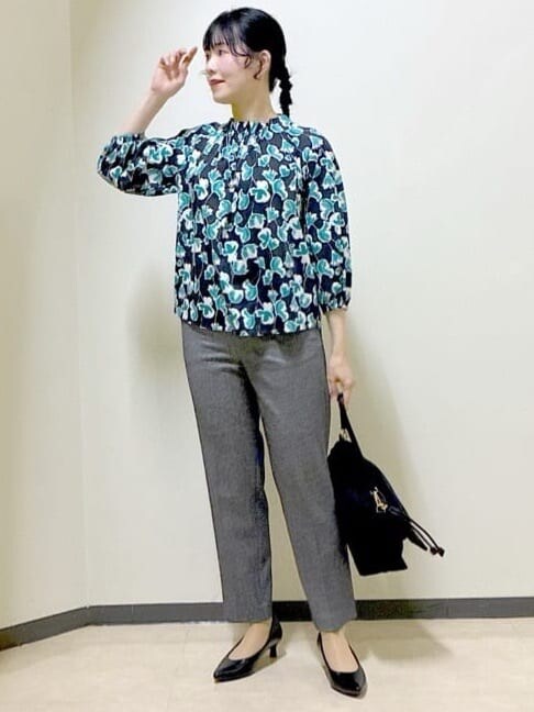 ブルー系のシャツ/ブラウス、ブラック系のその他パンツ、ブラック系のショルダーバッグを着用したレディースの冬コーディネートの7枚目の写真
