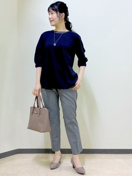 ブルー系のTシャツ/カットソー、ブラック系のその他パンツ、ブラック系のシャツ/ブラウスを着用したレディースの夏コーディネートの6枚目の写真