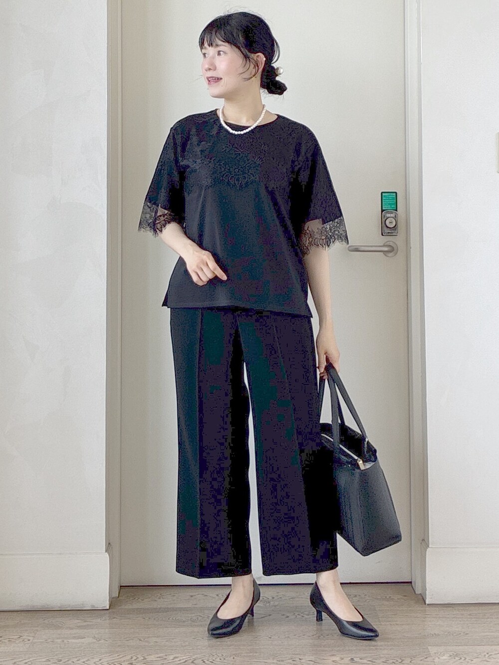 ブラック系のTシャツ/カットソー、ブラック系のその他パンツ、ブラック系のトートバッグを着用したレディースの夏コーディネートの5枚目の写真