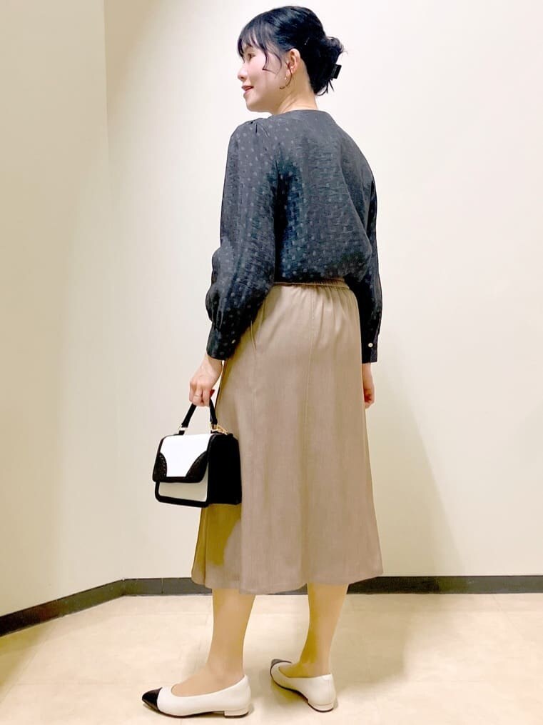 ブルー系のブルゾン、グレー系のシャツ/ブラウス、イエロー系のスカートを着用したレディースの春コーディネートの8枚目の写真