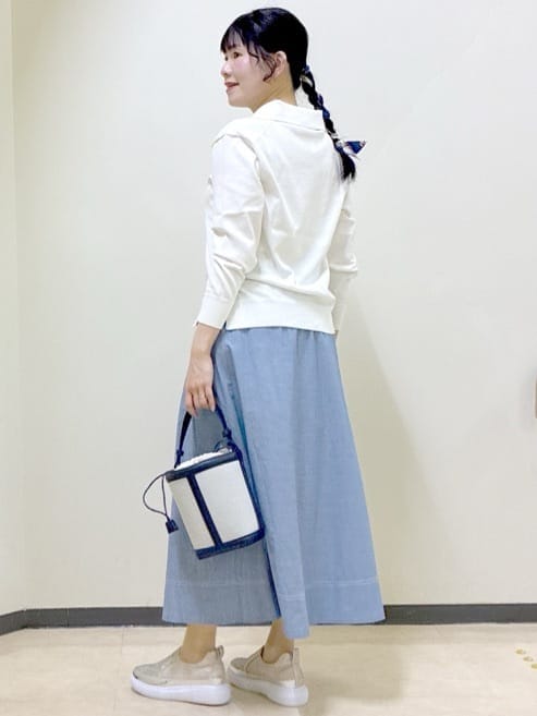 ブルー系のスカート、ベージュ系のスカート、ホワイト系のニット/セーターを着用したレディースの冬コーディネートの4枚目の写真