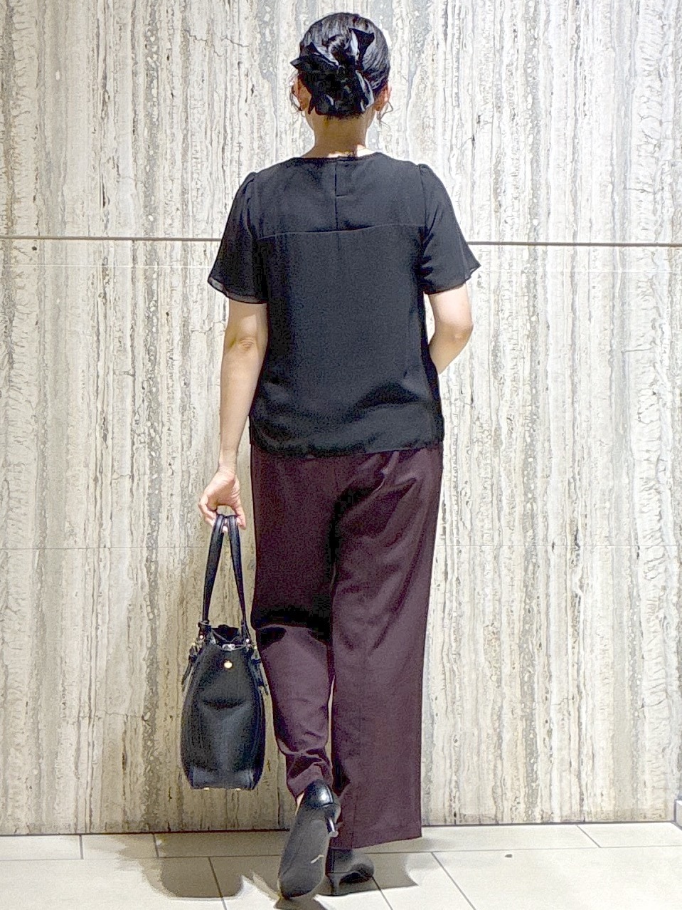 ブラック系のシャツ/ブラウス、ブラック系のカーディガン/ボレロ、ブラウン系のその他パンツを着用したレディースの秋コーディネートの3枚目の写真