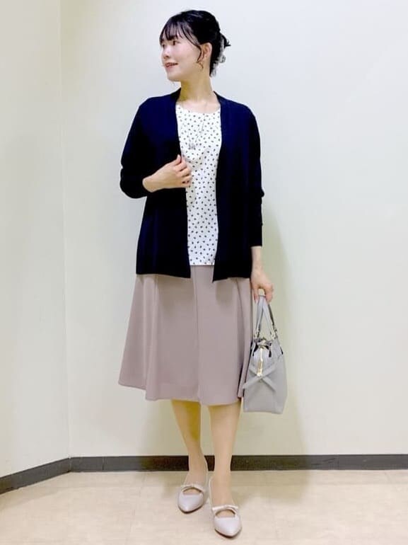 ブルー系のカーディガン/ボレロ、ブラウン系のスカート、ホワイト系のトートバッグを着用したレディースの春コーディネートの8枚目の写真