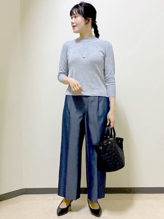 グレー系のニット/セーター、グレー系のカーディガン/ボレロ、ブルー系のその他パンツを着用したレディースの冬コーディネートの7枚目の写真
