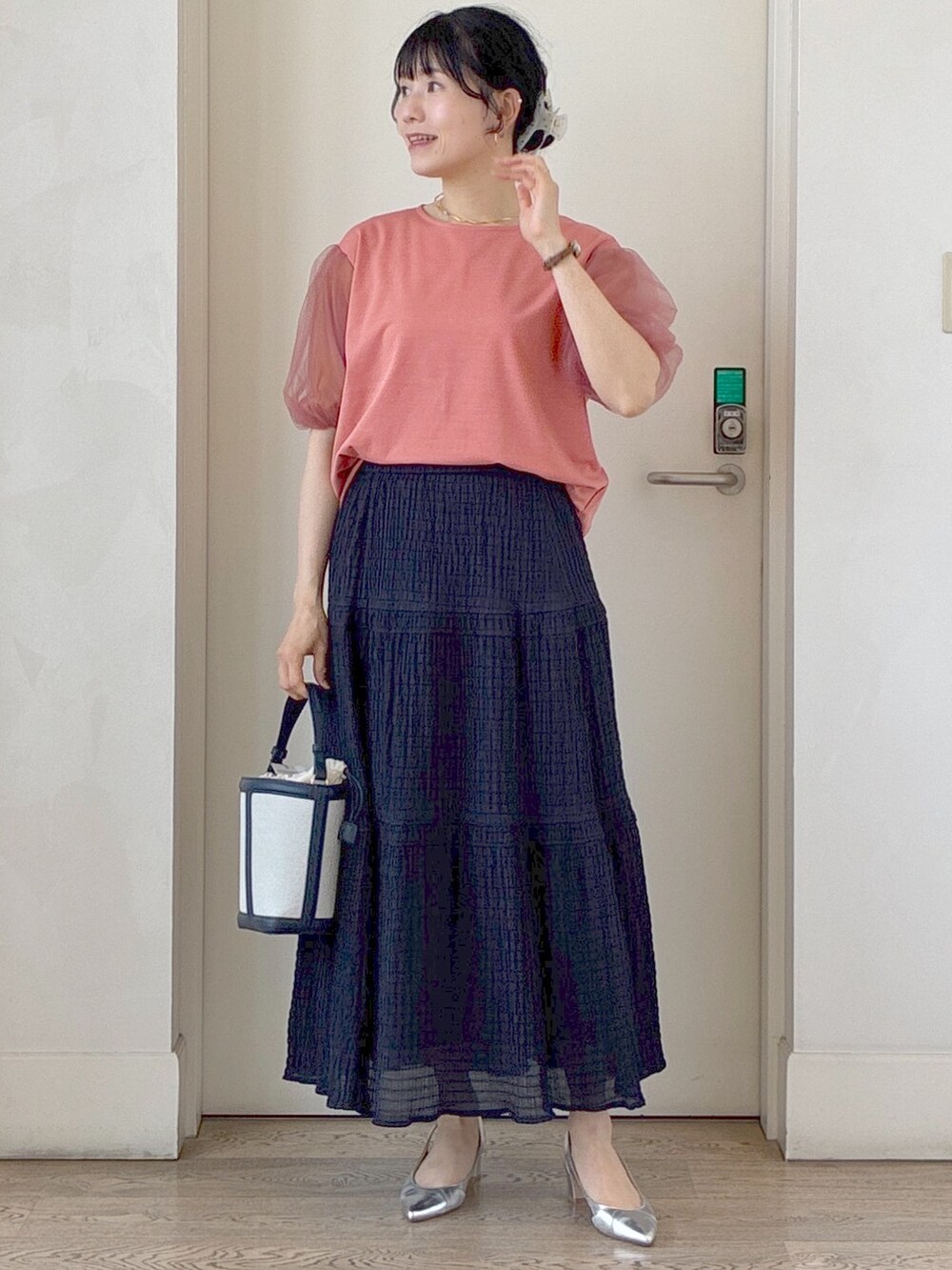 ピンク系のTシャツ/カットソー、ブルー系のスカート、ブルー系のショルダーバッグを着用したレディースの夏コーディネートの7枚目の写真