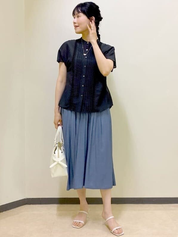 ブラック系のシャツ/ブラウス、ブルー系のその他パンツ、ホワイト系のトートバッグを着用したレディースの夏コーディネートの5枚目の写真