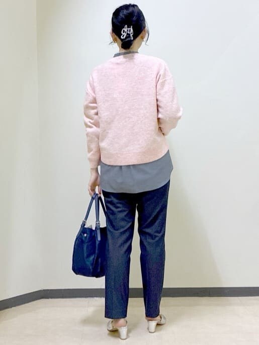 ピンク系のニット/セーター、ブルー系のシャツ/ブラウス、ブルー系のその他パンツを着用したレディースの冬コーディネートの3枚目の写真