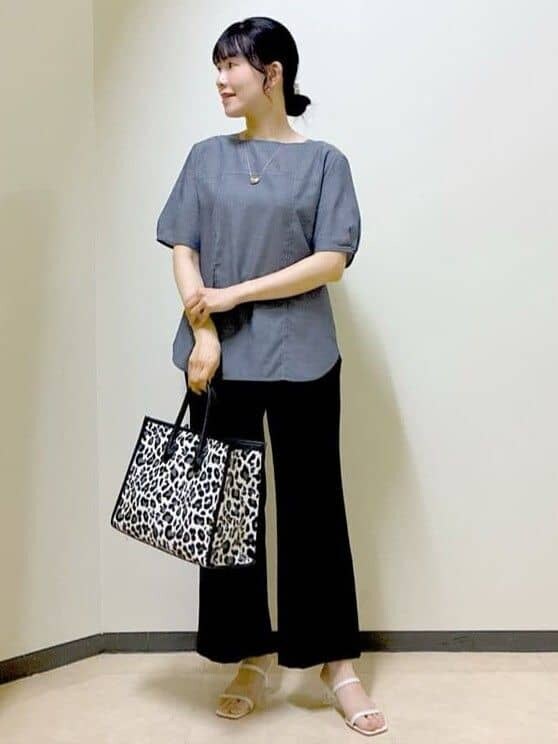 ブルー系のシャツ/ブラウス、ブラック系のその他パンツ、パープル系のその他パンツを着用したレディースの夏コーディネートの6枚目の写真