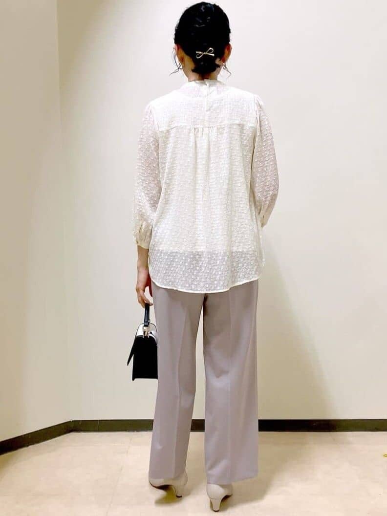 ベージュ系のシャツ/ブラウス、ブラウン系のその他パンツ、ブルー系のピーコートを着用したレディースの春コーディネートの3枚目の写真