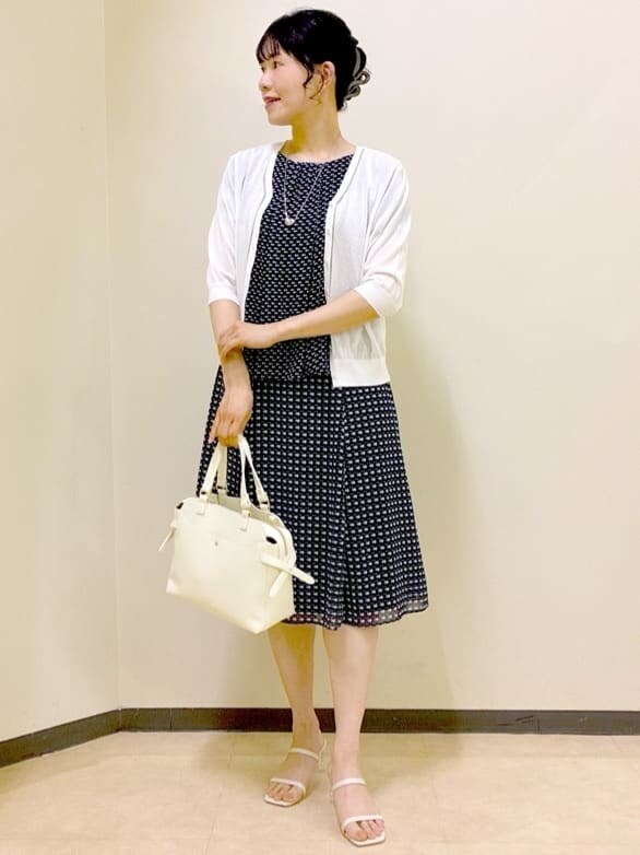 ホワイト系のカーディガン/ボレロ、ブルー系のシャツ/ブラウス、ブルー系のスカートを着用したレディースの夏コーディネートの7枚目の写真