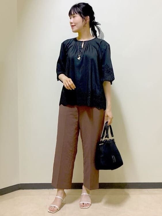 ブラック系のシャツ/ブラウス、ブラウン系のその他パンツ、ブラック系のショルダーバッグを着用したレディースの夏コーディネートの9枚目の写真